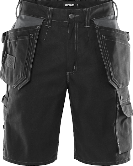 Svarta arbetsshorts med flera fickor och vita sömmar, inklusive hängfickor och sidfickor med lock.