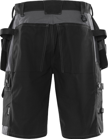 Svarta arbetsshorts med flera fickor och hällor för verktyg. Material i olika texturer och sömmar i kontrasterande färg.
