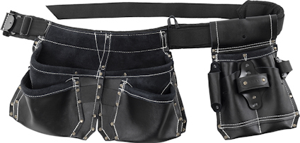 Svart läderverktygsbälte med flera fickor och silverspännen, justerbart band.