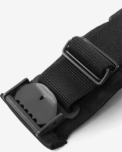 Svart nylonrem med plastspänne och justerbar metallögla på ljus bakgrund.