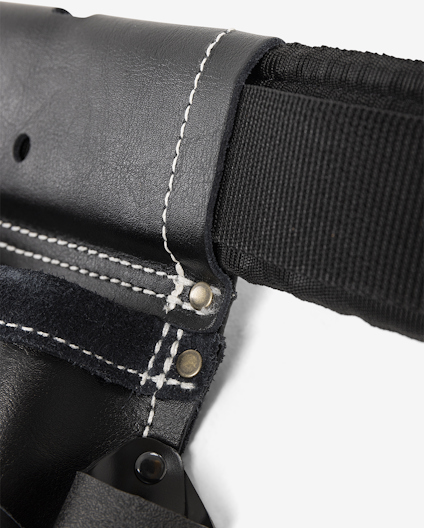 Svart läder och tygbälte med vita sömmar och metallknappar.