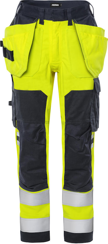 Gula och marinblå arbetsbyxor med reflexband längst ner på benen och flera fickor.
