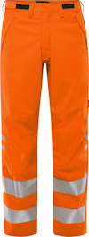 Orange byxa med två horisontella reflexränder vid anklarna och svarta justerbara flikar i midjan.
