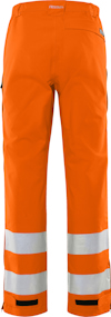 Orange byxor med reflexband på benen.