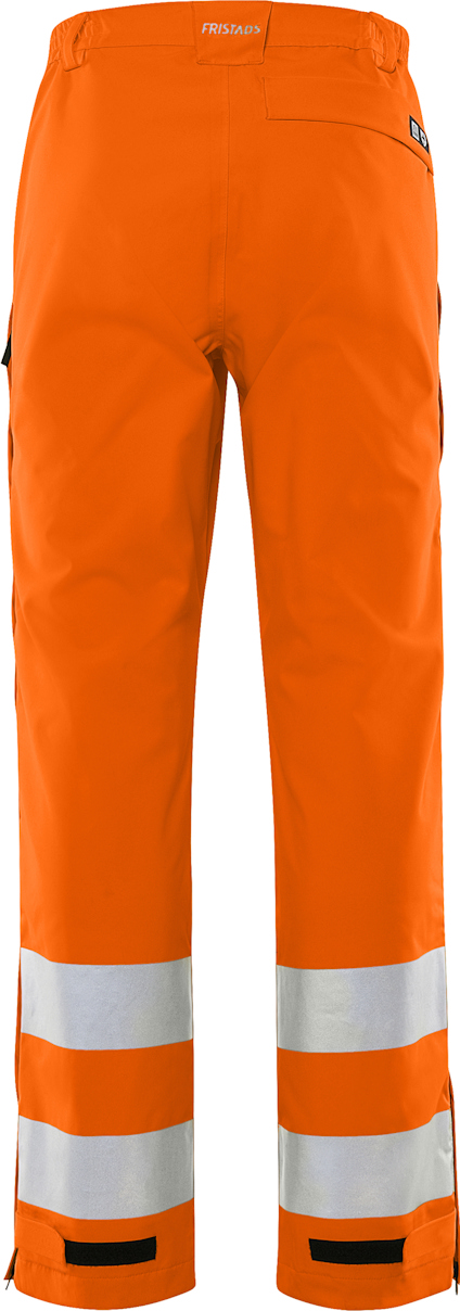 Orange byxor med reflexband på benen.