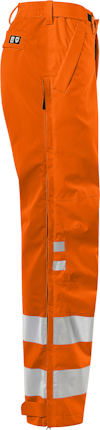 Orange arbetsbyxa med reflexband runt benen och en logotyp vid fickan.