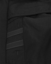 Svart tyg med diagonala sömmar och detaljer.