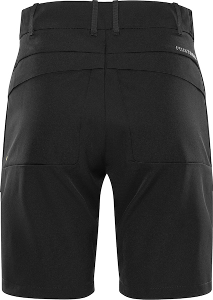 Svarta shorts, bakifrån, med skärpöglor och två bakfickor. Text "BLÅKLÄDER" på höger sida.