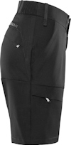 Svarta shorts med flera fickor och bälteshällor, sedd från sidan.