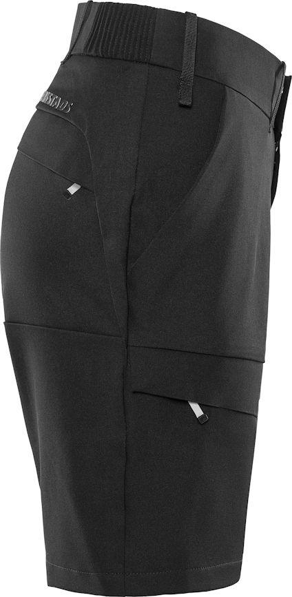 Svarta shorts med flera fickor och bälteshällor, sedd från sidan.