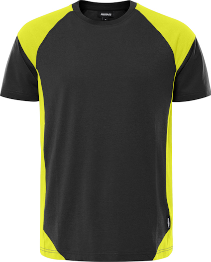 Svart och neongul T-shirt med korta ärmar och ett märke med texten "FRISTADS" vid den nedre kanten.