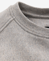 Gråmelerad sweatshirt med rundad halsringning och synliga sömmar.