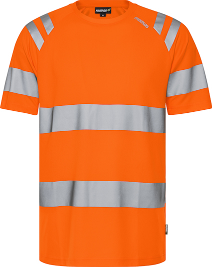 Orange t-shirt med reflexband över bröst, ärmar och midja. Texten "FRISTADS" syns på axeln.