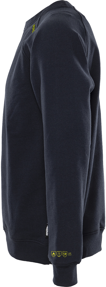 Svart sweatshirt, sidovy, med gröna tryck vid axeln och ärmslutet.