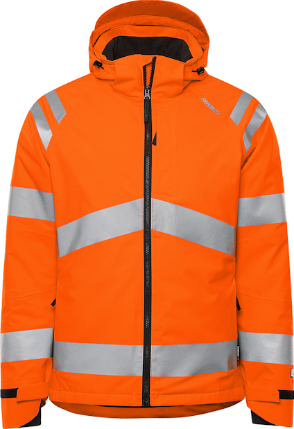 Orange vinterjacka med huva och reflexband på bröst, ärmar och midja. Svart krage och dragkedja fram.