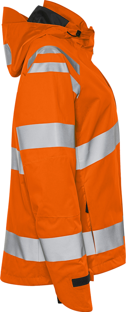Orange jacka med reflexband runt armar och torso, sedd från sidan mot vit bakgrund.