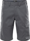 Grå shorts med fickor och bältesöglor, framifrån.