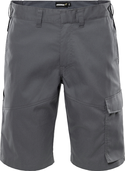 Grå shorts med svarta detaljer och flera fickor, inklusive en stor ficka på höger ben.