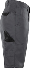Gråa shorts med elastisk midja, ficka med svart detalj på benet och en svart bakficka.