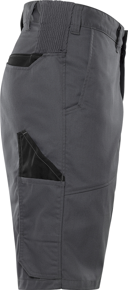 Gråa shorts med elastisk midja, ficka med svart detalj på benet och en svart bakficka.