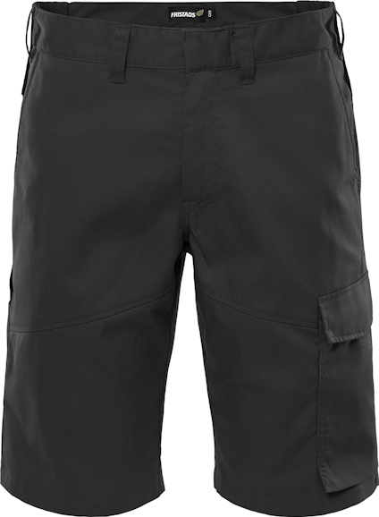 Svarta shorts med flera fickor och hällor för bälte.