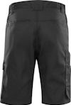 Svarta shorts med flera fickor, sett bakifrån.