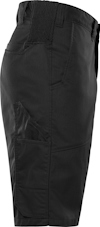 Svarta shorts med elastisk midja och flera fickor.