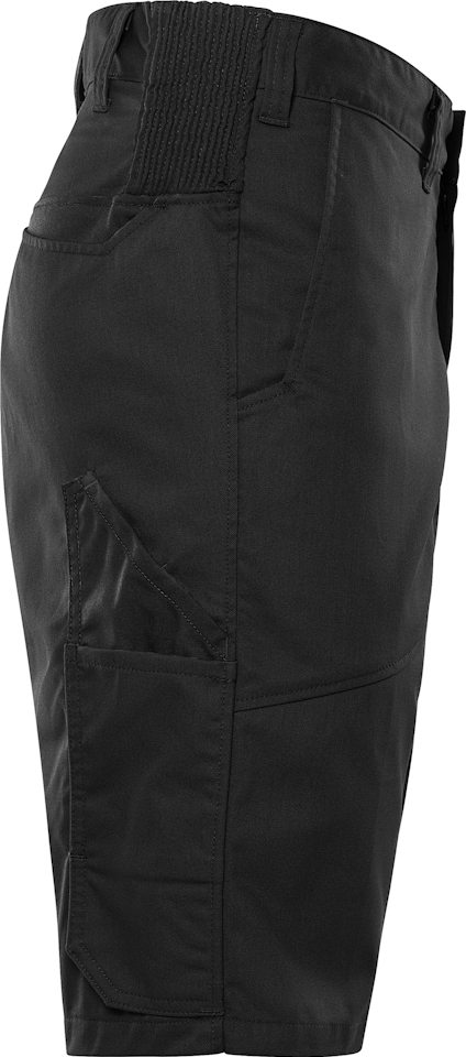 Svarta shorts med elastisk midja och flera fickor.