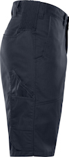 Svarta shorts i profil med flera fickor och elastiskt midjeband.