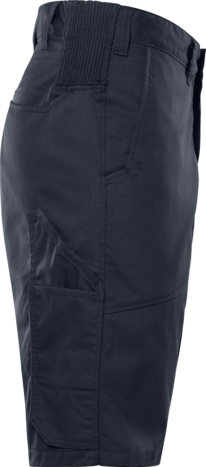 Svarta shorts i profil med flera fickor och elastiskt midjeband.