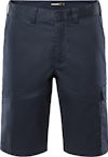 Mörkblå shorts med fickdetaljer, bältesöglor och knappstängning.
