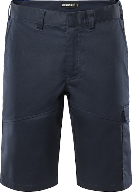 Mörkblå shorts med fickdetaljer, bältesöglor och knappstängning.