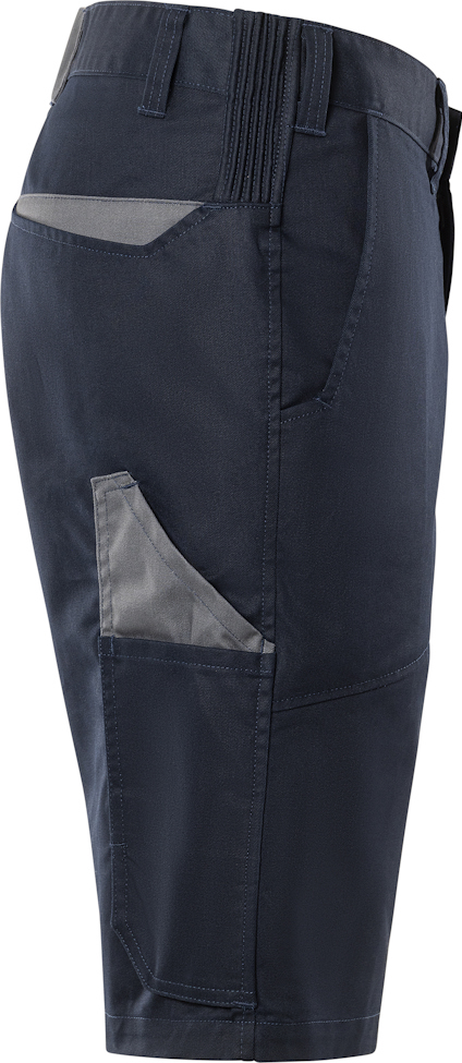 Mörkblåa shorts i sidovy med flera fickor och bälteshällor.