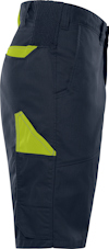 Blåa shorts med ljusgröna fickdetaljer och elastisk midja.