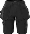 Svarta hantverksshorts med flera fickor och bältesöglor.