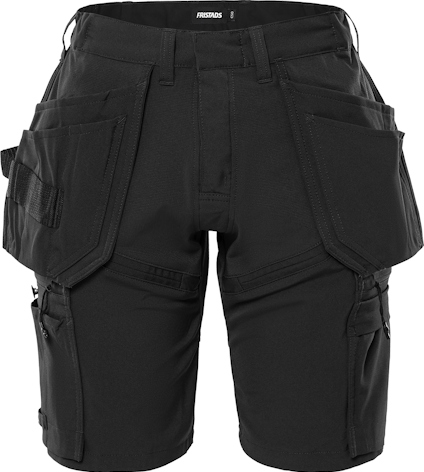 Svarta hantverksshorts med flera fickor och bältesöglor.