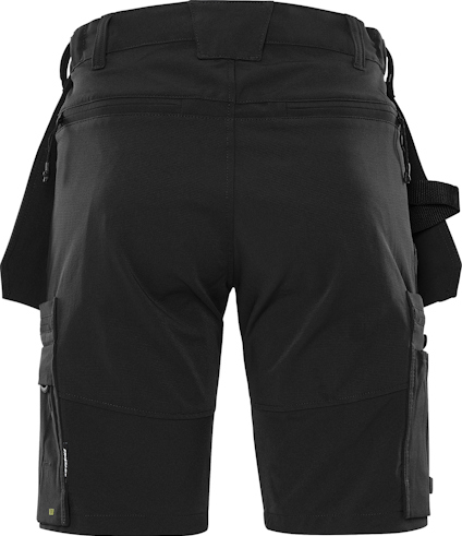 Svarta arbetsshorts med flera fickor och hängslen, sedd bakifrån.