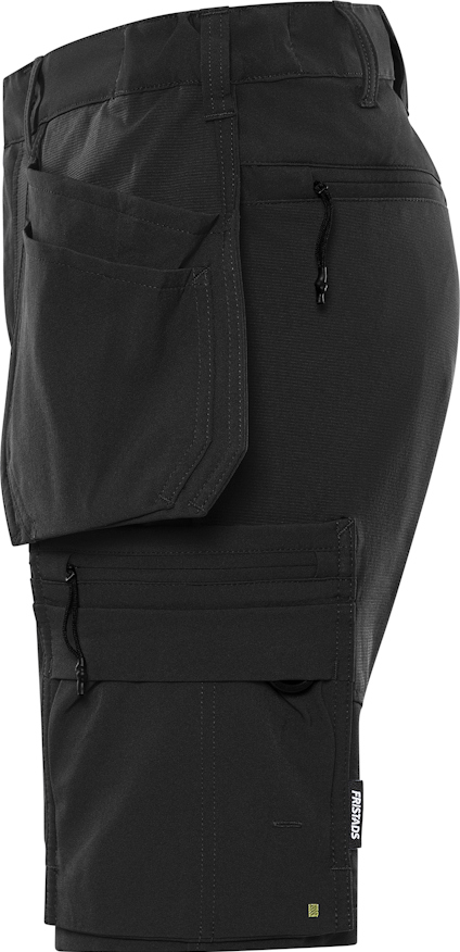 Svarta arbetsshorts med flera fickor och grönt märke på sidan.