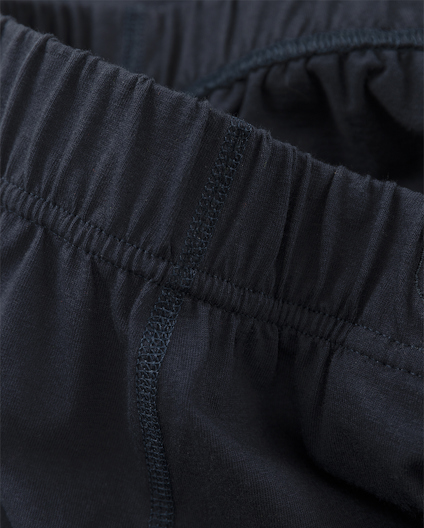 Svart elastisk linning med sömmar på ett klädesplagg.