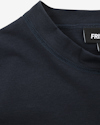Svart T-shirt med rund halsringning och synlig etikett med texten "FRIS".
