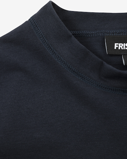 Svart T-shirt med rund halsringning och synlig etikett med texten "FRIS".