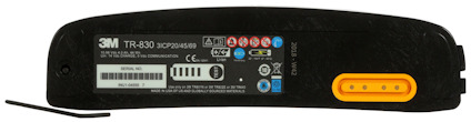Svart batteri med etikett som visar texten "TR-830 3M", färgkodade symboler och streckkod.
