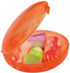 Orange plastetui med öronproppar i olika färger: rosa, lila, grön och flerfärgad.
