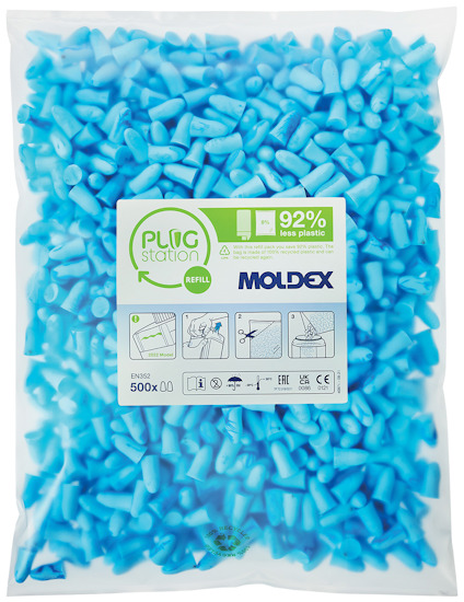 Transparent plastpåse fylld med blå hörselproppar. Etikett med texten: "PlugStation REFILL MOLDEX 92% less plastic".