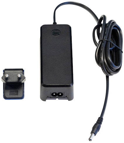 Batteriladdare med nätadapter och löstagbar stickkontakt.