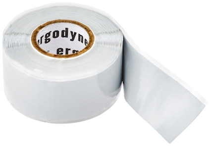 Självhäftande tejprulle med delvis utrullad ände, texten "ergodyne" synlig på insidan av rullen.