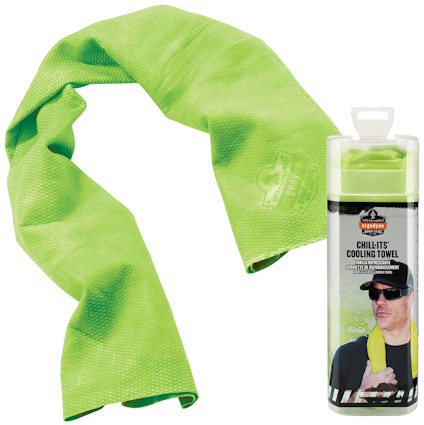 Limegrön kylhandduk bredvid förpackning med en illustration av en person som bär handduken.