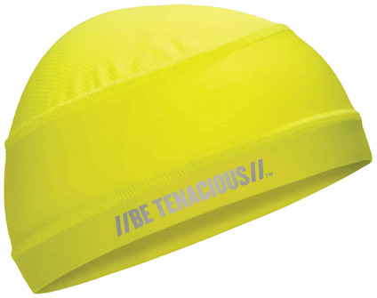 Limegrön mössa med texten "//BE TENACIOUS//" i silverfärg.