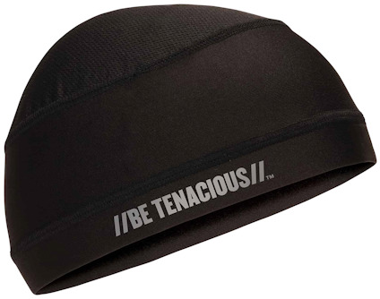 Svart mössa med texten "BE TENACIOUS" i grått på kanten.