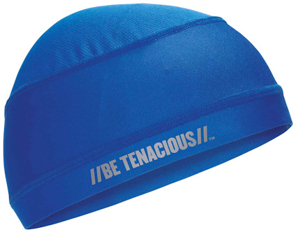 Blå mössa med texten "BE TENACIOUS" i vitt på kanten.